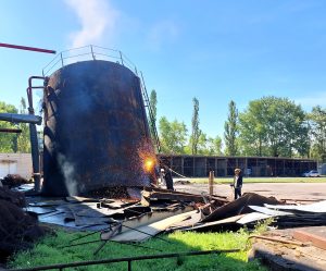 Vandens cisternos demontavimo darbai sukėlė dūmų pliūpsnį